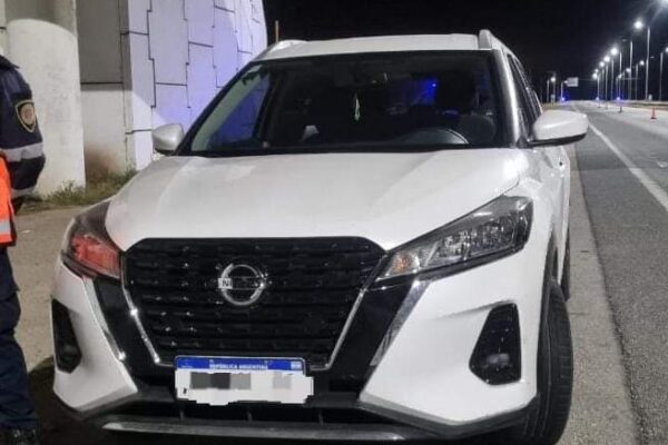 ONCATIVO – DETUVIERON A UN HOMBRE, Y SECUESTRARON UN AUTO DE ALTA GAMA, DINERO Y UN INHIBIDOR DE ALARMAS