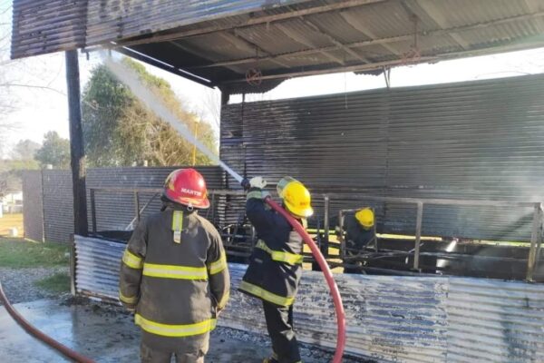 VILLA DEL ROSARIO – INCENDIO EN LA PARTE POSTERIOR DEL BOLICHE ROMA