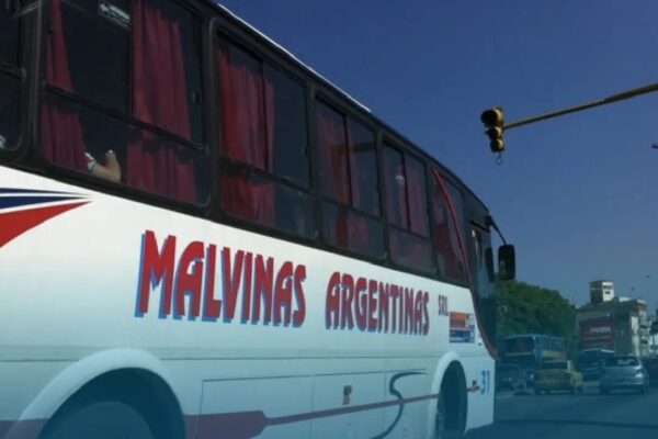 ACCIDENTE ENTRE UN COLECTIVO DE LA EMPRESA MALVINAS ARGENTINAS Y UNA CAMIONETA