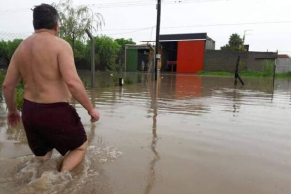 FUERTES LLUVIAS PROVOCARON EL CIERRE DE UNA CALLE EN SANTIAGO TEMPLE