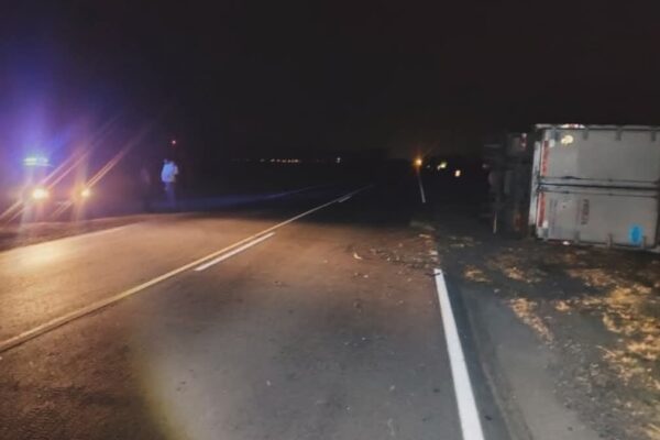 OLIVA – SE REVENTÓ UNA CUBIERTA Y VOLCÓ