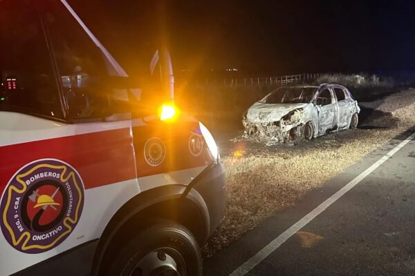 INCENDIO VEHICULAR EN RUTA S-353: INTERVENCIÓN CONJUNTA DE BOMBEROS DE ONCATIVO Y COLAZO