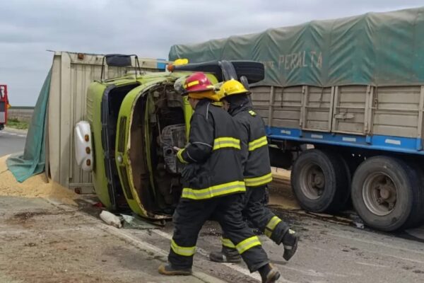 VUELCO DE CAMIÓN EN CRUCE DE RUTA 13 Y S397, CERCA DE CALCHÍN