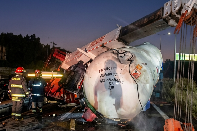 COLAPSO DE GRÚA AGRAVA EL CORTE EN LA AUTOPISTA A LA ALTURA DE PILAR