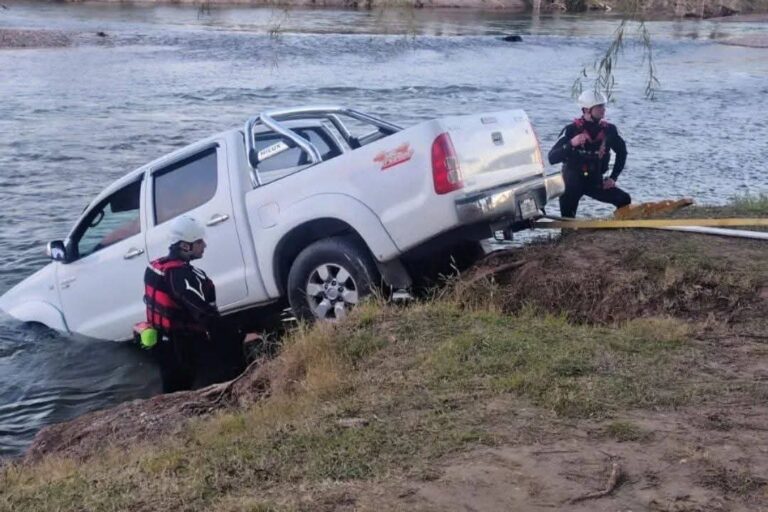 CAMIONETA CAYÓ AL RÍO EN VILLA ASCASUBI