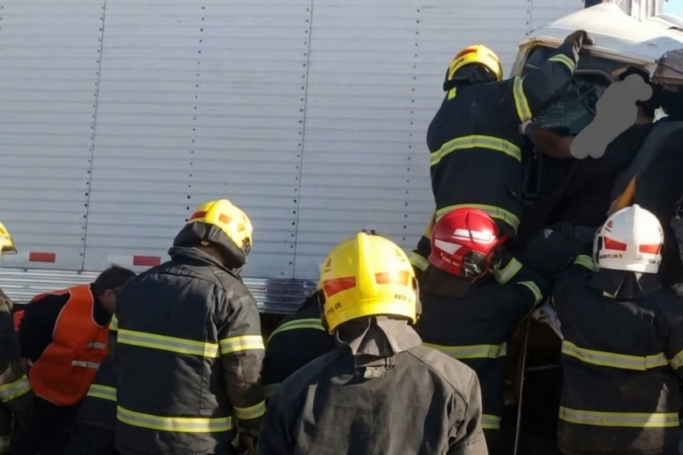CHOQUE DE CAMIONES Y CORTE TOTAL EN LA AUTOPISTA CÓRDOBA–ROSARIO, A LA ALTURA DE ONCATIVO