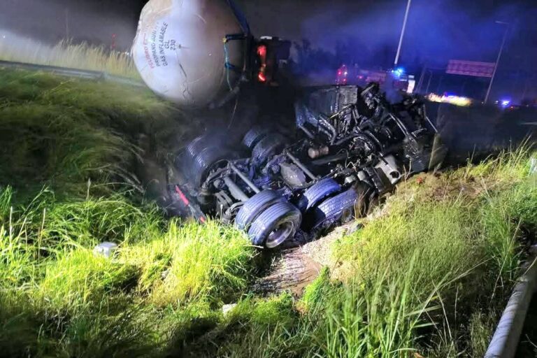 TRÁGICO CHOQUE E INCENDIO EN LA AUTOPISTA A LA ALTURA DE PILAR: UN CAMIONERO FALLECIDO
