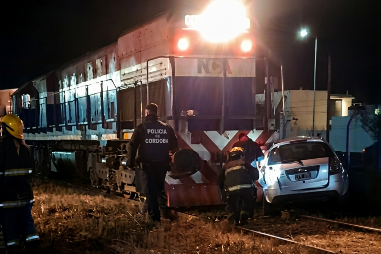 TREN DE CARGA EMBISTIÓ Y ARRASTRÓ A UN FORD KA EN RÍO SEGUNDO