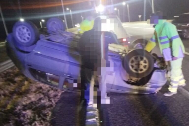 VUELCO DE VEHÍCULO EN LA AUTOPISTA A LA ALTURA DE MANFREDI