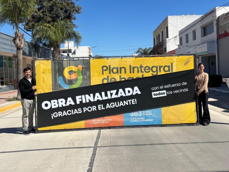 SIN ACTO Y CON UN NOVEDOSO CARTEL, FILONI DEJÓ INAUGURADA LA RENOVADA CALLE CASTELLI