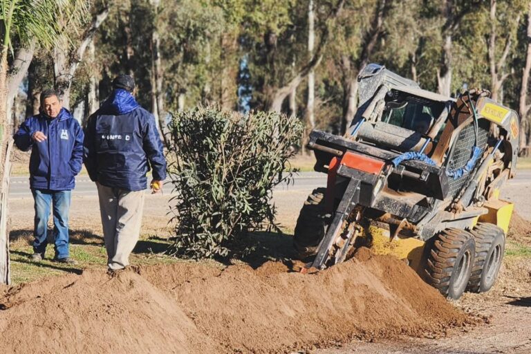 MANFREDI – COMENZARON LOS TRABAJOS DE ZANJEO Y CONEXIÓN PARA EL NUEVO ALUMBRADO