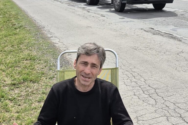 UN LEGISLADOR SE INSTALÓ CON UNA REPOSERA AL BORDE DE LA RUTA PARA EXIGIR OBRAS A CAMINOS DE LAS SIERRAS: EL INSÓLITO Y CONTUNDENTE RECLAMO POR LA AUTOPISTA CÓRDOBA-PILAR