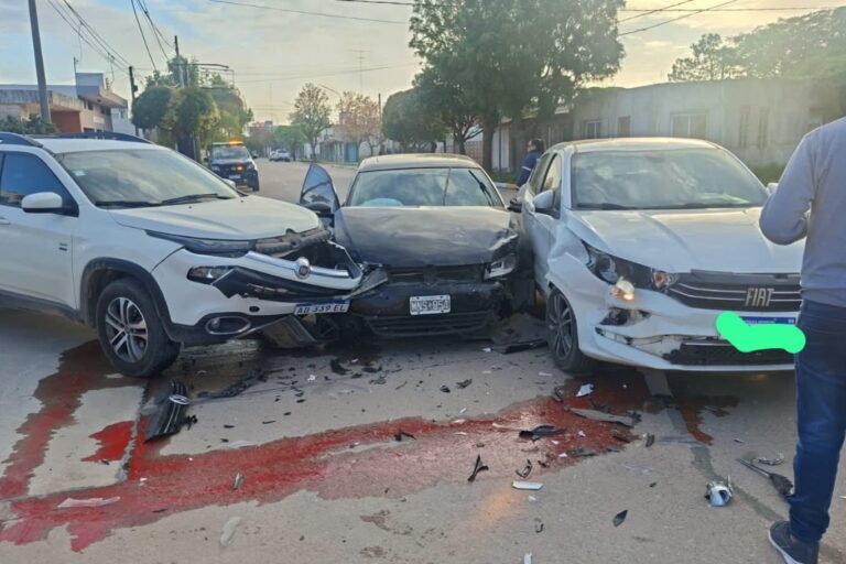TRIPLE CHOQUE EN ONCATIVO SIN LESIONADOS