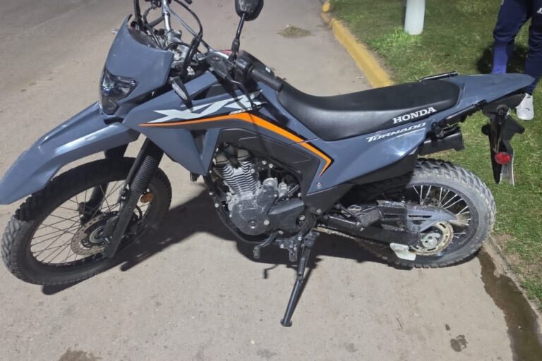 JUSTICIA POR MANO PROPIA: PERSIGUIÓ Y EMBISTIÓ EN CAMIONETA AL DELINCUENTE QUE LE ROBÓ LA MOTO A SU FAMILIAR